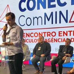 Deputado Arantes representa Assembleia no Conecta Com Minas 2025 e destaca importância da mídia regional e dos jornais impressos