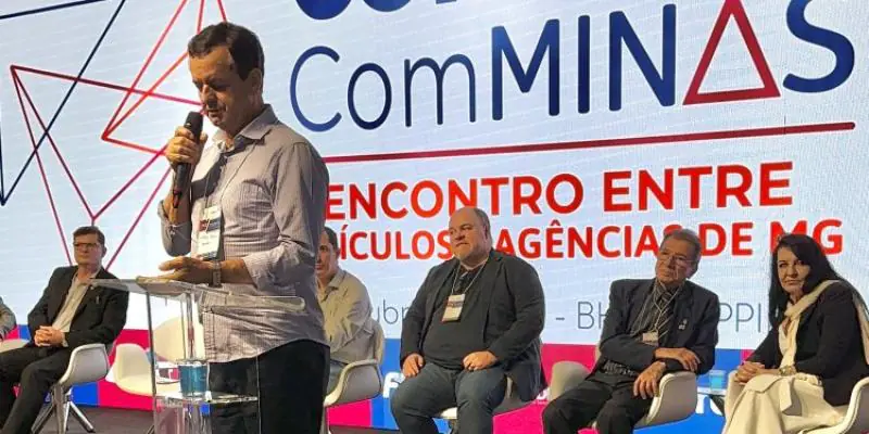 Deputado Arantes representa Assembleia no Conecta Com Minas 2025 e destaca importância da mídia regional e dos jornais impressos