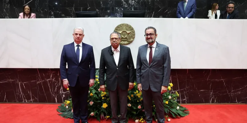 Deputado Gustavo Santana homenageia jornalista Paulo César de Oliveira