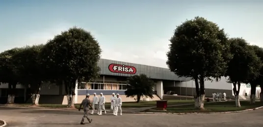 Frisa reforça relacionamento com o varejo na Acaps Trade Show 2026