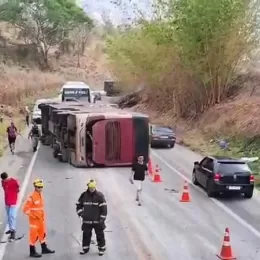 Grave acidente na 418 deixa vários feridos 