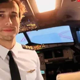 Instrutor de voo abre porta e se joga de avião em pleno ar e aluna consegue pousar em segurança