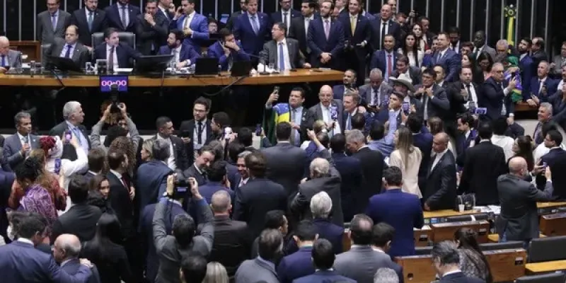 Maioria dos deputados mineiros votaram a favor da PEC da blindagem