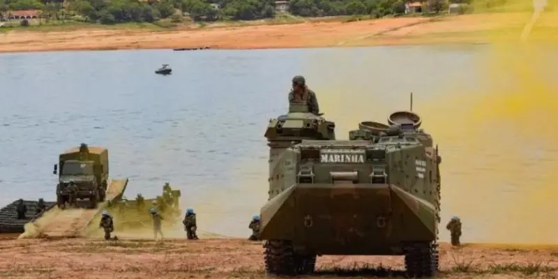 Marinha reúne 2 mil militares em Minas