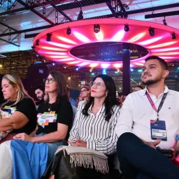 Minas no pódio: Educadora de Itaobim conquista 3º lugar nacional do Prêmio Educador Transformador