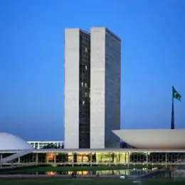 MOBILIZAÇÃO EM BRASÍLIA: PREFEITOS MINEIROS QUEREM BARRAR PAUTAS BOMBA E APROVAR ADICIONAL DO FPM