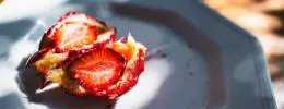 Morango do amor: doce famoso na internet ajuda a manter o preço em alta