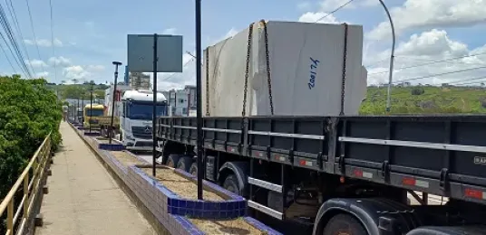 NANUQUE: Estrutura treme e balança com tanto peso