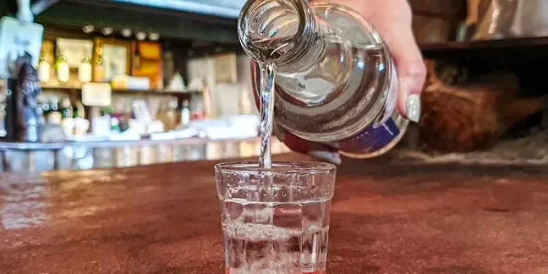 Nova lei mineira facilita regularização da cachaça e beneficia produtores rurais