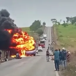 Ônibus de turismo pega fogo próximo a Nanuque