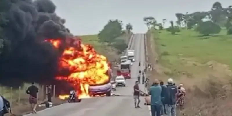 Ônibus de turismo pega fogo próximo a Nanuque