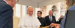 Papa recebe artesanato de Sabará