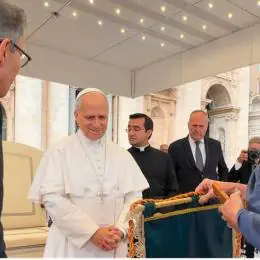 Papa recebe artesanato de Sabará