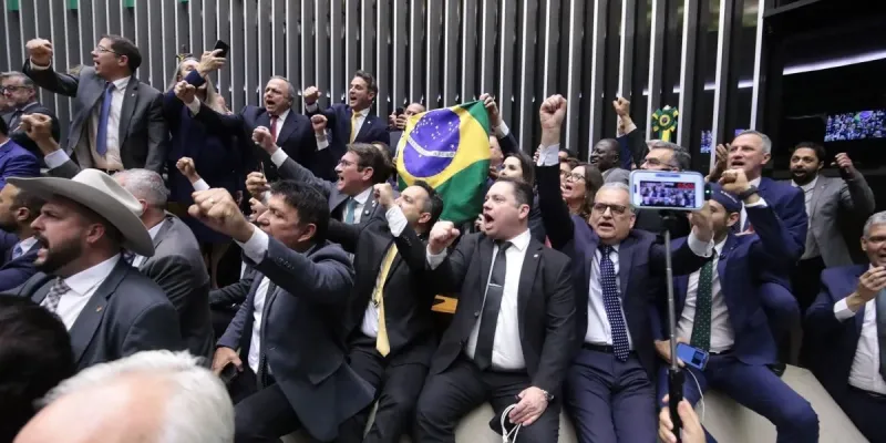 Partidos com ministérios no governo Lula deram 82 votos ao PL da Dosimetria 