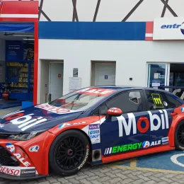Posto Reunidas expõe carro da Stock Car pilotado por Rubens Barrichello