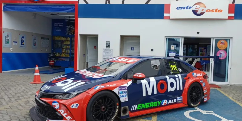 Posto Reunidas expõe carro da Stock Car pilotado por Rubens Barrichello