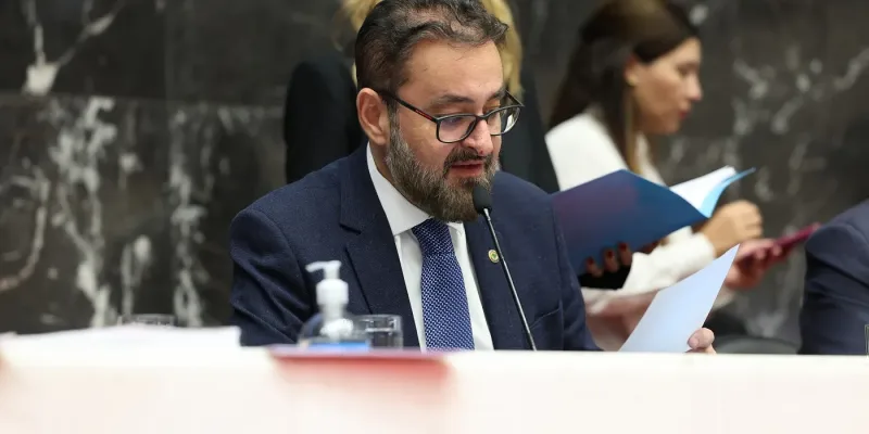 Projeto de Gustavo Santana para Combate a Crimes Digitais Contra Crianças é aprovado em 1º Turno na ALMG