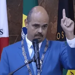 Promessas e críticas marcam atuação de Mateus Simões em Minas Gerais