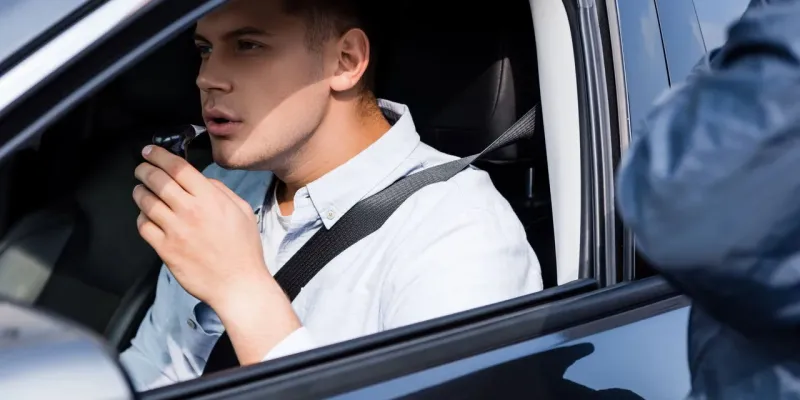 Quanto tempo o álcool fica detectável no teste do bafômetro?