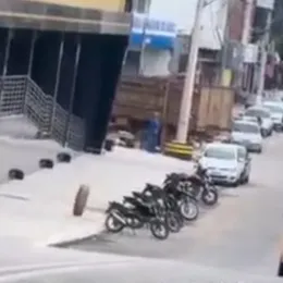 Roda de caminhão se solta em avenida de Nanuque e por pouco não provoca acidente