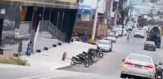 Roda de caminhão se solta em avenida de Nanuque e por pouco não provoca acidente