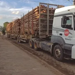 TRÁFEGO INTENSO DE CARRETAS REVOLTA MORADORES EM SERRA