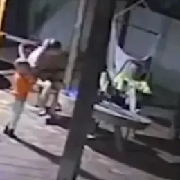 Vídeo: criança de 2 anos mata mãe acidentalmente ao atirar com arma do pai no Mato Grosso do Sul